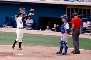 1997년 9월 28일 시카고 화이트삭스 선수로서 자신의 마지막 타수가 있기 전에 기옌이 코미스키 파크 관중에게 그의 헬멧을 팁하는 모습