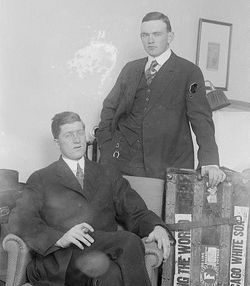 1914년 3월 9일. 세계 일주 여행 중 팀 동료 톰 댈리 (왼쪽)와