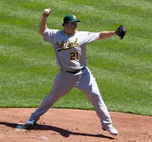 2012년 오클랜드 애슬레틱스 유니폼을 입고 투구하는 콜론