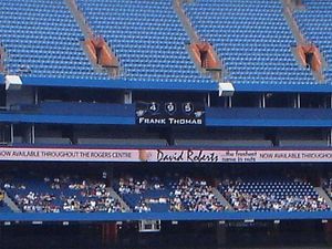토마스의 홈런 수를 보여주는 로저스 센터 배너