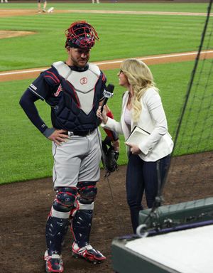 켈시 윙거트가 쿠어스 필드에서 로키스와의 경기 후 타일러 플라워스를 인터뷰하고 있다.