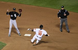 2009년 라미레스가 애덤 존스 및 심판 스콧 배리와 함께 있는 모습