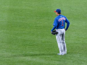 외야에서 수비를 보고 있는 후쿠도메