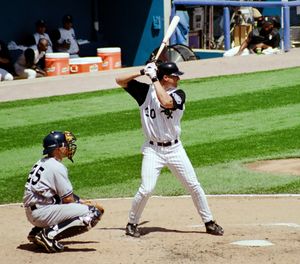 1999년 화이트삭스에서 타격하는 오르도녜스