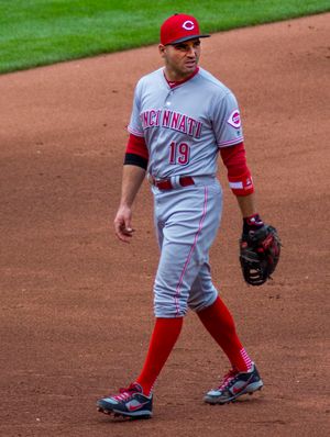 빨간 모자와 양말을 착용한 회색 유니폼을 입은 야구 선수