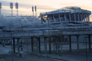 2002년 폭파 해체