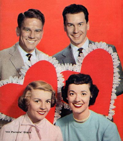 유어 히트 퍼레이드의 TV 보컬리스트 (위, 왼쪽부터 오른쪽으로): 스누키 랜슨, 러셀 암스 그리고 (아래, 왼쪽부터 오른쪽으로) 도로시 콜린스, 지젤 매켄지.