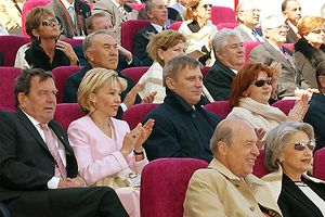 콘스탄틴 궁전에서 부인과 함께 콘서트를 즐기는 시미티스 (가장 앞줄, 2003년 5월 31일)