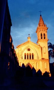 해질녘 대성당의 측면 예배당