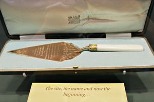 1913년 캔버라 연방 수도 건설 시작 기둥 중 하나를 세울 때 사용된 의례용 벽돌공용 모종삽