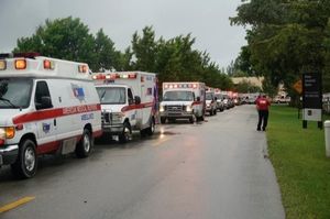 아메리칸 메디컬 리스폰스 구급차들이 플로리다주 탤러해시에서 허리케인 어마 기간 동안 대기하고 있다