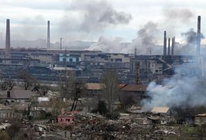 마리우폴 공방전 중 아조우스탈 제철소에서 연기가 피어오르는 모습