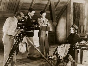 헨드릭 사르토프(촬영 감독), 킹 비도어(감독), 어빙 탈버그(제작) & 릴리언 기시(공동 출연)가 영화 라 보엠 세트장에 있다.