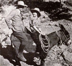 《스카이 파일럿》(1921) 세트장에서 킹 비도어와 콜린 무어