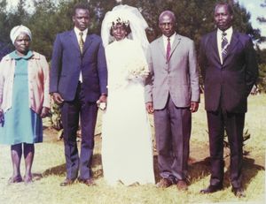 폴 키플리모 보이트와 대니얼 아랍 모이, 1972년 켑콩 초등학교에서 열린 아들의 결혼식에서