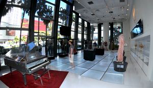 코스모폴리탄 라스베이거스에서 열린 리버라치 팝업 전시회