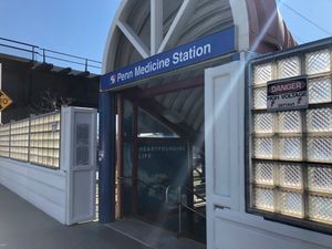 필라델피아의 펜 메디신 역, 펜실베이니아 대학교 헬스 시스템(University of Pennsylvania Health System)이 명명권을 획득했다.