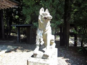 일본 후쿠시마현 이타테촌의 야마츠미 신사에 있는 흰 늑대 상