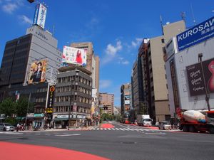 Just Love 앨범이 간다 스즈란 쇼핑 지구의 옥상 광고판에 홍보되고 있다.