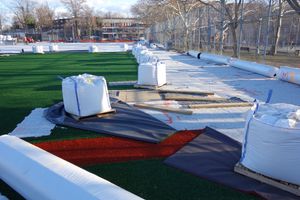 뉴욕시 퀸즈의 야구장에 인조 잔디가 설치되고 있다.