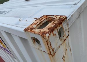 컨테이너의 8개 모서리에 있는 표준 주물. 트위스트록은 하단 주물의 더 큰 타원형 구멍을 통해 끼워진다. 상단 주물 타원은 위에 다른 컨테이너를 고정하는 데 사용되는 트위스트록 부품을 고정한다.