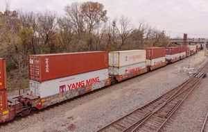 BNSF 철도를 따라 라크로스를 통과하는 40피트 컨테이너