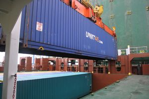 컨테이너선에 적재