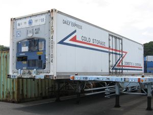 컨테이너 측면(견인 측)에 냉동기를 조립한 40ft 리퍼 컨테이너. 측면에 소형 보조 도어가 장착된 유형.