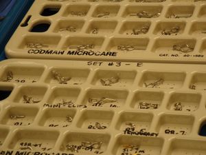 이식 준비가 된 메이필드와 드레이크의 뇌동맥류 클립 선택.