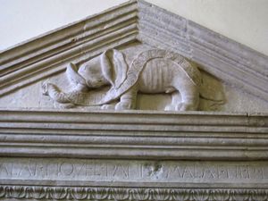 말라테스티아나 도서관 입구 위의 페디먼트, "Elephas Indicus culices non timet"라는 모토가 새겨져 있다.