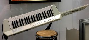 허비 행콕(Herbie Hancock)의 야마하 KX1 MIDI 컨트롤러. 스미소니언 국립 미국사 박물관에 전시되어 있다.