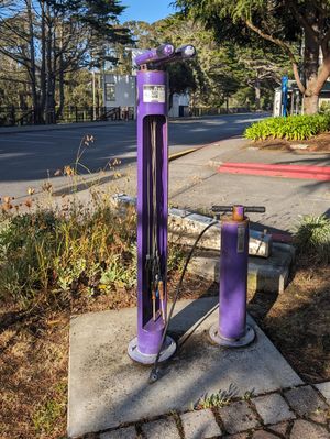 케이블에 도구가 부착된 자전거 정비소, 대학교 체육관 근처.