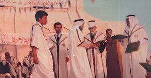 졸업식 중인 IUG 이사회 의장 셰이크 모하메드 아와드 (오른쪽에서 두 번째, 1986)