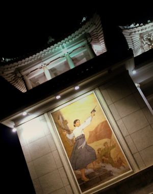 오페라가 초연된 평양대극장의 벽화로 그려진 피바다의 한 장면