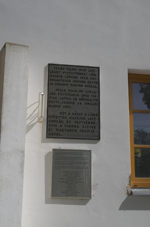 마지르베에 있는 리보니아 공동체 센터의 명판