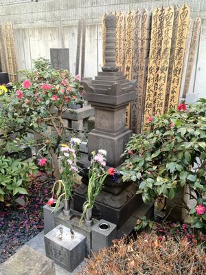 도쿄도 미나토구 미타의 렌조지(蓮乗寺)에 있는 카츠 신타로의 묘. 형인 와카야마 토미사부로와 함께 잠들다. (※: 사진은 2012년 1월 6일)