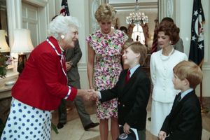 바버라 부시와 악수하는 모습, 1991년. 어머니 다이애나와 동생 해리가 지켜보고 있다.