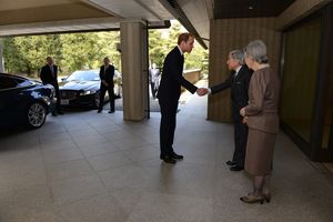 일본 황궁에서 아키히토 천황과 미치코 황후에게 인사하는 케임브리지 공작 (2015년 2월 27일)