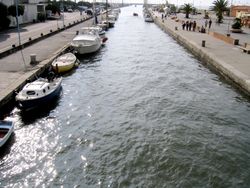 항구로 향하는 운하 (부를라마카 운하)