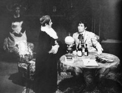 『유령』(1955년). 왼쪽부터 아키요시 미츠카, 히가시야마, 나카다이 타츠야.