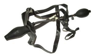 이 노즐(여기서는 하네스에 장착된 모습)은 직장보다 더 넓은 직경으로 부풀려져, 그렇지 않으면 유지할 수 없는 관장을 강제로 유지할 수 있다. 쾌락 또는 BDSM 활동의 일부로 사용된다.