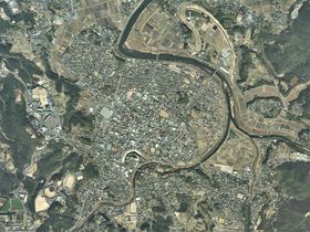 가세다 지구 중심부 주변의 항공 사진.2013년 2월 11일 촬영한 4장을 합성 제작. 국토교통성 국토지리원 [https://mapps.gsi.go.jp/ 지도・항공 사진 열람 서비스]의 항공 사진을 기반으로 제작.