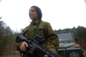 노르웨이 여성 군인. 노르웨이는 2015년에 남녀 모두에게 의무 복무를 시행하는 최초의 NATO 회원국이 되었으며, 남성과 동일한 조건으로 여성을 징집하는 세계 최초의 국가이다.