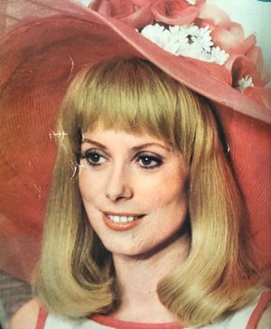 카트린 드뇌브 (델핀 역)