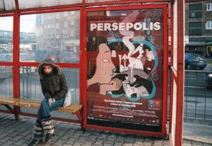 폴란드 바르샤바의 트램 정류장에 걸린 페르세폴리스 포스터. 이본나 노비츠카 촬영