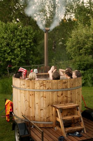 핀란드의 트레일러에 실린 나무 온수 욕조