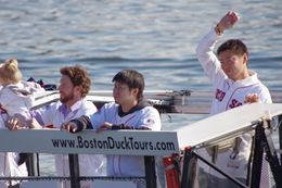 보스턴 우승 퍼레이드에서 덕 보트를 타고 손을 흔드는 모습. 오른쪽부터 우에하라, 타자와, 브레슬로우 (2013년 11월 2일)