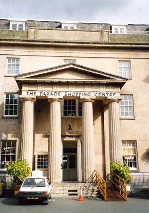 더 퍼레이드 쇼핑 센터는 로열 샐럽 병원의 이전 부지에 위치해 있다.