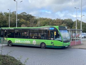 2023년 11월 옥슨 부지에 있는 Arriva 파크 앤 라이드 버스