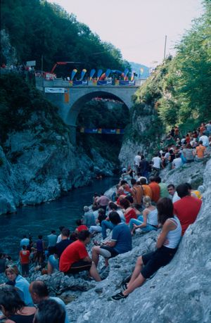 절벽 다이빙 행사의 관중들